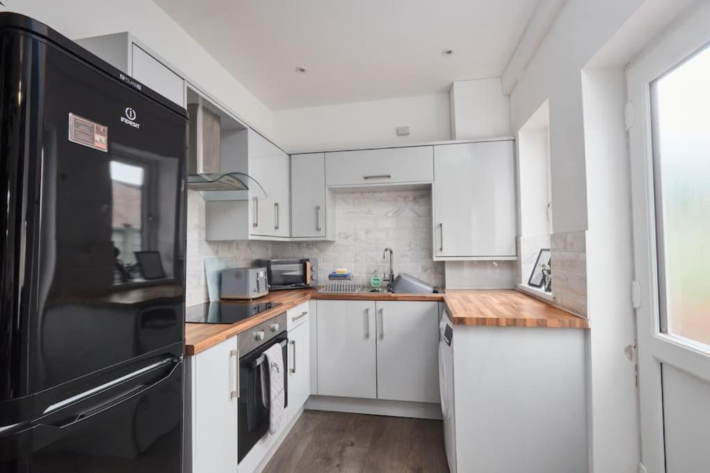 Апартаменты Haw Hill House - Modern 4 Bed Нормантон Экстерьер фото