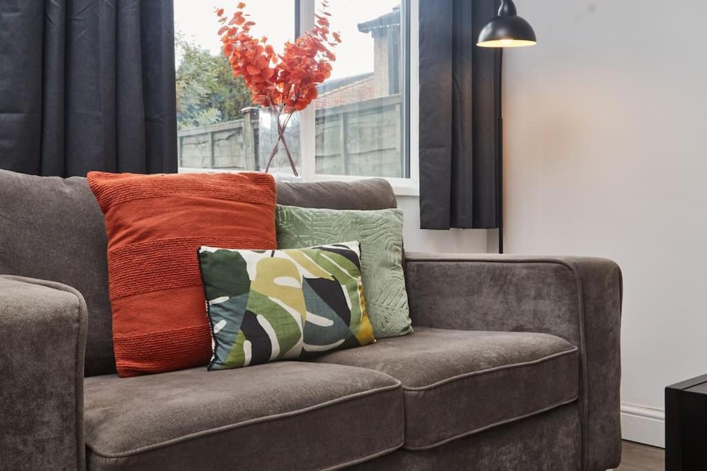 Апартаменты Haw Hill House - Modern 4 Bed Нормантон Экстерьер фото